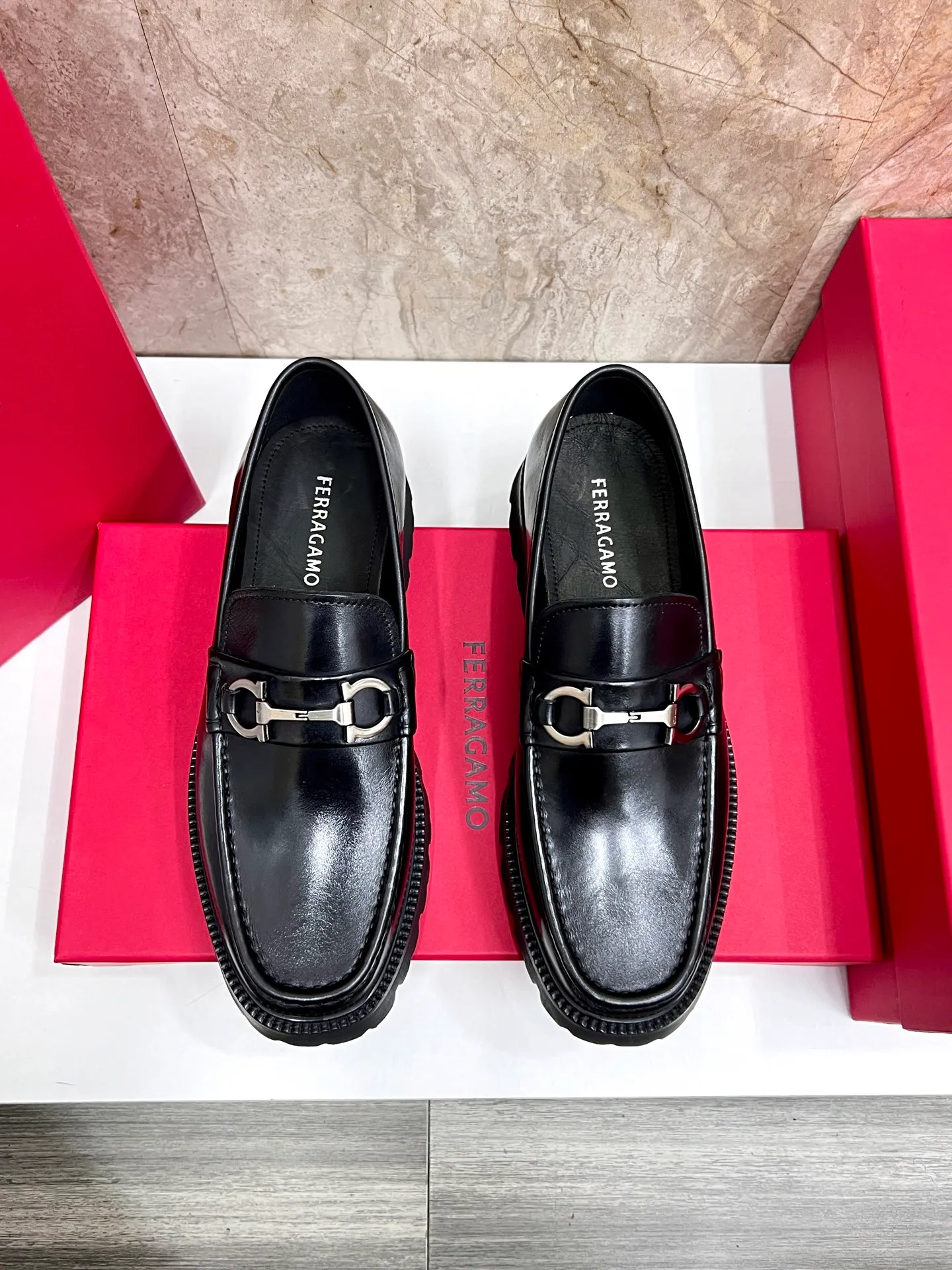 Original quality P580 Brand: Ferragamo Standard size: Men's size 38/44 (45.46 can be customized) Grade: Same style as the official website High-quality men's shoes Material: Customized first-layer calfskin with water-dyed cowhide lining Cowhide tiptoe Original non-slip and wear-resistant rubber outsole Style category: Men's formal business leather shoes are young and fashionable European and American trends British style Casual matching and comfortable feet Color: actual picture